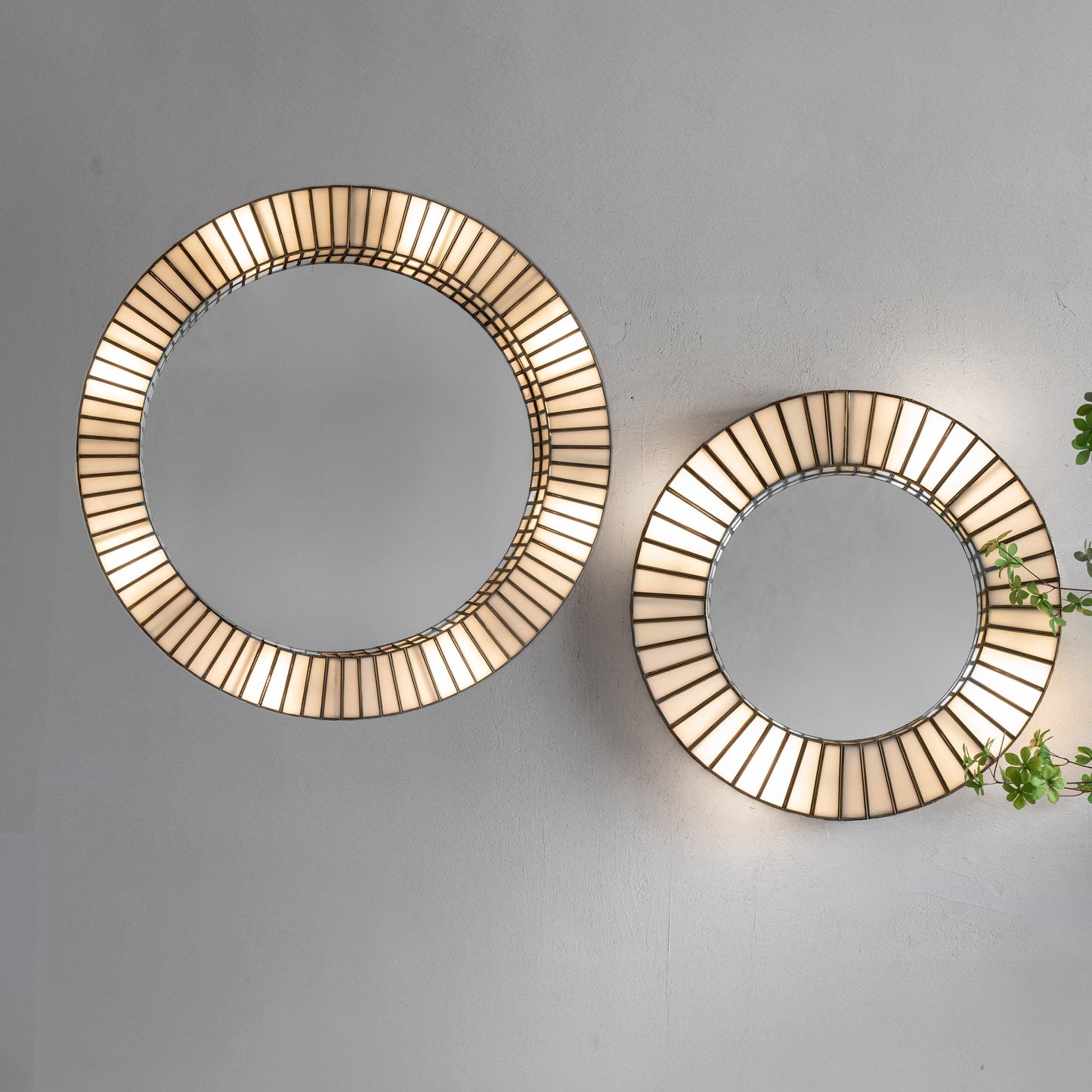 Viola Round Wall Lamp Mirror